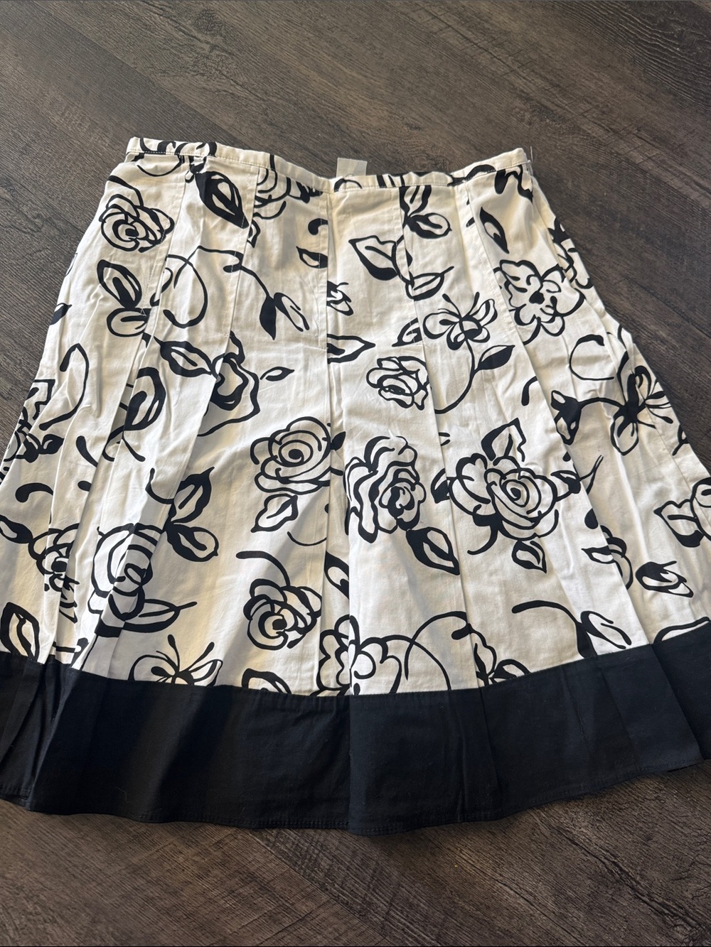 Tracy Evans Black & White Floral Pleated Skirt